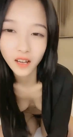 漂亮的小女友美白身材又好