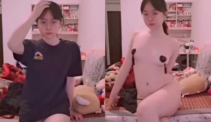 眼镜少女对着镜头搔首弄姿，一件一件脱下衣服露出最嫩的肌肤