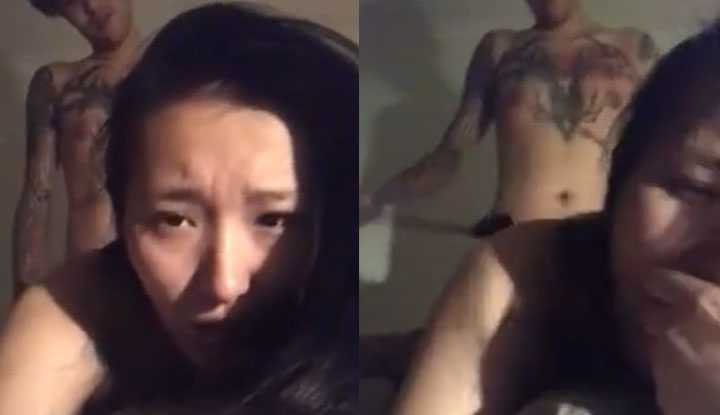 露脸纹身哥后入骚女，爱的小手激情调教小女友